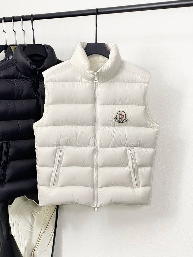 新品 Moncler 蒙口 25新品秋冬 Contrin 男士羽绒马甲 基础设计常规版型，适配多元身形，穿着利落不臃肿，兼顾舒适与造型感 。 立领设计，有效阻挡