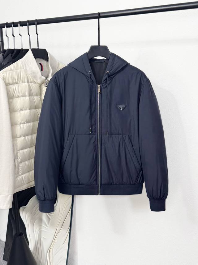 新品 pra25Fw秋冬新款黑色尼龙抽绳连帽棉衣，男女同款金属三角标徽章装饰轻薄款连帽棉服夹克外套！贸易公司渠道稀出，同步官网发售！25秋冬p最新款尼龙系列连帽