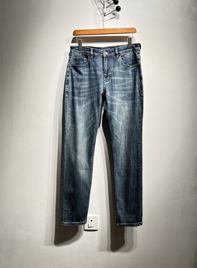 秋冬新款！Bur极简风格，万里挑一，顶级舒弹纶小直筒弹力牛仔裤棉料 ..25款秋冬立体裁剪修身牛仔裤 超赞湛蓝色，经过多道水洗，打磨，后整工艺，高级牛仔肌理，前