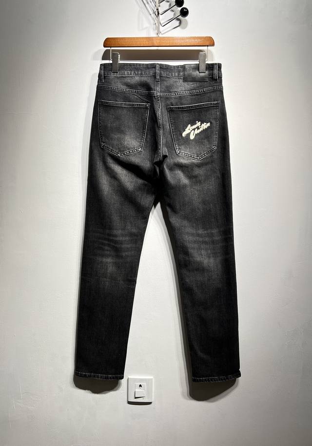 秋冬新款！1V 极简风格，万里挑一，顶级舒弹纶小直筒弹力牛仔裤棉料 ..25款秋冬立体裁剪修身牛仔裤 超赞，经过多道水洗，打磨，后整工艺，高级牛仔肌理，前后口袋