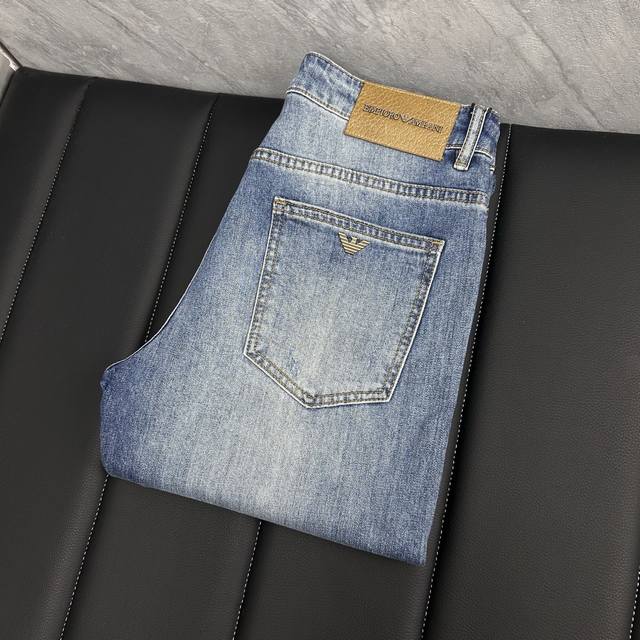 阿玛‘’ 秋冬新款男士牛仔裤 精选进口丹宁牛仔面料 重工环保洗水 手感柔和 兼备耐磨性 版型小直筒 微弹力显瘦修身，细节完美，五金辅料精选高等品质，做工精细，绝