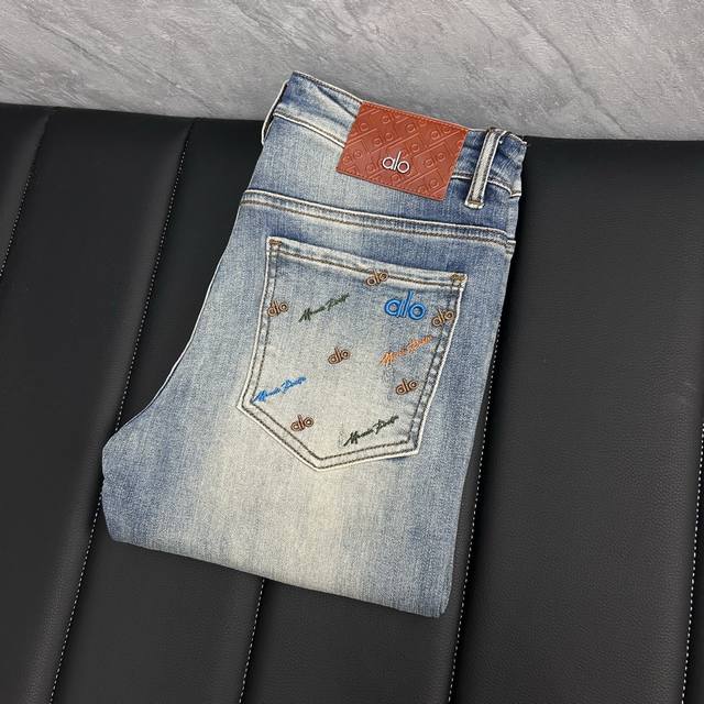 Alo‘’ 秋冬新款男士牛仔裤 精选进口丹宁牛仔面料 重工环保洗水 手感柔和 兼备耐磨性 版型小直筒 微弹力显瘦修身，细节完美，五金辅料精选高等品质，做工精细，