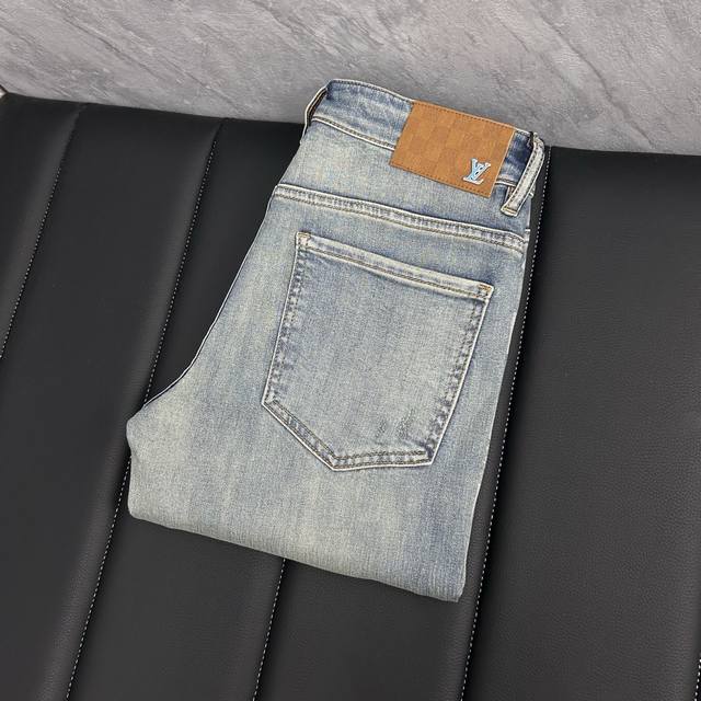 路易‘’ 秋冬新款男士牛仔裤 精选进口丹宁牛仔面料 重工环保洗水 手感柔和 兼备耐磨性 版型小直筒 微弹力显瘦修身，细节完美，五金辅料精选高等品质，做工精细，绝
