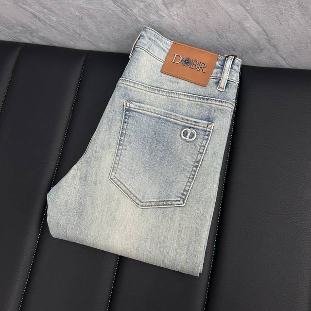 Dr‘’ 秋冬新款男士牛仔裤 精选进口丹宁牛仔面料 重工环保洗水 手感柔和 兼备耐磨性 版型小直筒 微弹力显瘦修身，细节完美，五金辅料精选高等品质，做工精细，绝
