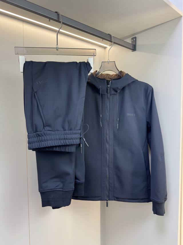 套 Zegna 运动休闲套装 高级面料-面料采用进口高端锦氨面料，锦纶88% +氨纶12%的组合使得这块面料同时具备了柔软轻盈，吸湿排汗，和优秀的抗皱性，为穿着