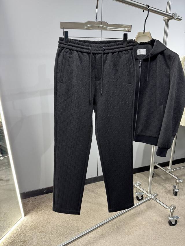 衣服 裤子 25秋冬狠货来袭 迪奥套装 进口原版面料 定制提花工艺字母图案装饰Logo 原版五金辅料 简单而不失时尚 经典百搭 舒适透气 尺码48-56Jb16