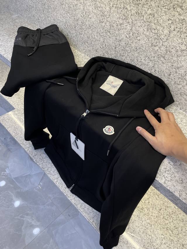 上衣- 。裤子- 。 Mc盟扣莱 新品上架可拆卖 空气层底拉绒 手感细腻保暖 整套上身效果超赞人气帅逼 官网原版复刻 奢华感混纺一线工厂p代工出品 品相超好休闲