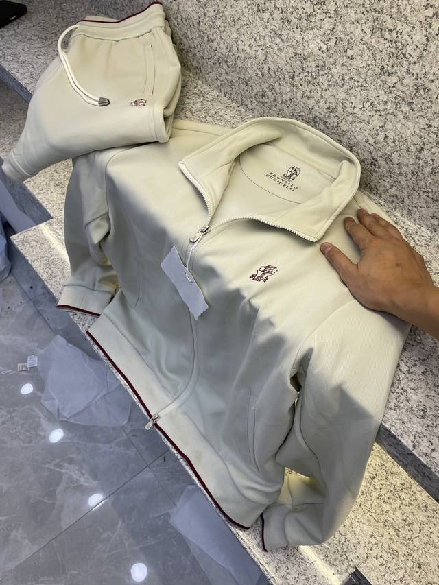 上衣- 。裤子- 。 Bc布鲁内提 新品上架可拆卖 整套上身效果超赞人气帅逼 官网原版复刻 奢华感混纺一线工厂p代工出品 品相超好休闲潮流套装款 设计线条前卫立