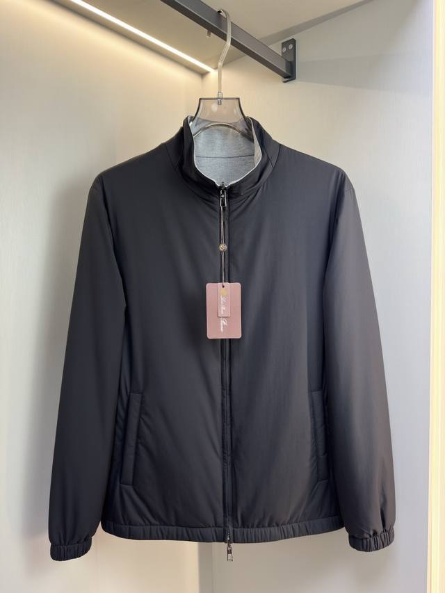 Loro piana2025新款立领外套 Loro piana这款立领外套没有浮夸缀饰，唯有百年工艺沉淀的剪裁，贴合身体每一寸舒展，商务时撑得起体面，休闲时松得