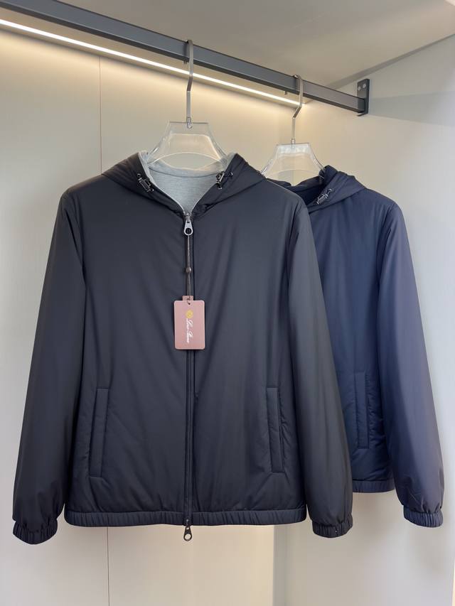 Loro piana2025新款连帽双面外套 Loro piana这款立领外套没有浮夸缀饰，唯有百年工艺沉淀的剪裁，贴合身体每一寸舒展，商务时撑得起体面，休闲时