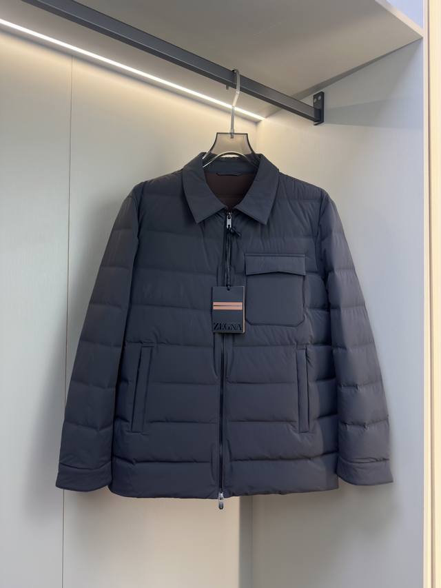 夹克 Zegna 2025新款翻领外套 Zegna这款外套采用经典翻领型，翻领设计简约干练，能修饰颈部线条，让穿着者看起来更精神干练。同时，翻领可在一定程度上抵