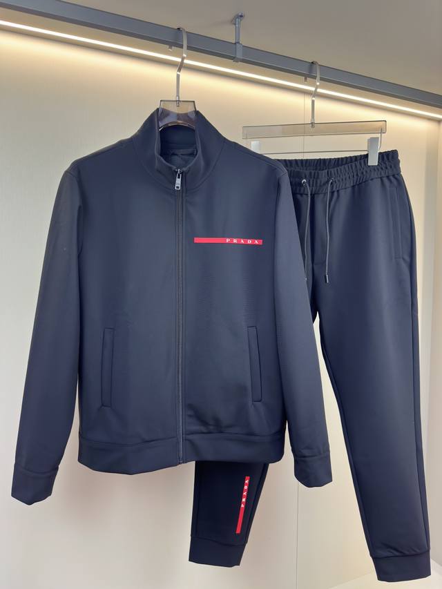 套 25秋冬新品# prada普拉达最新早秋时尚立领夹克 经典版型设计 面料采用最新进口复合精编面料 由内层细腻柔软针织料和外层细密的肌理感精编面料复合而成 既