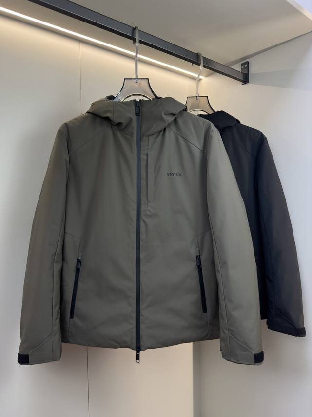 Zegna 25秋冬新款羽绒外套 Zegna这款外套的面料选用品牌标志性的高端功能性面料，面料柔软亲肤、抗皱耐磨特性，日常穿着不易变形，久穿仍能保持挺括质感；可