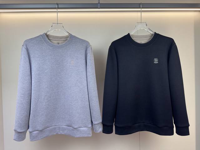 Brunello Cucinelli25年爆款长袖打底衫 Brunello Cucinelli这款打底衫款式采用的是基础圆领长袖打底衫。简约基础的款式。后领有品