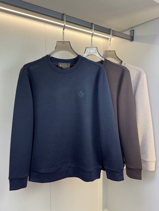 Loro piana25秋冬款长袖打底衫 Loro piana这款打底衫采用的款式基础圆领长袖打底衫，简约基础款，后领附有顺色即边织带；胸前绣有顺色Loro p