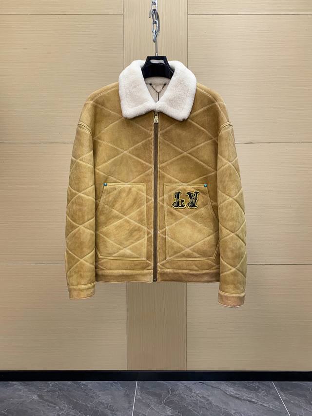 现货发售！Lv 男装刺绣 羊皮毛一体 工装束腰夹克 本款羊毛皮革束腰夹克采用精湛匠艺构筑休闲廓形，以全幅菱格缝线致敬品牌传统硬箱的内衬设计。前后点缀复古加衬刺绣