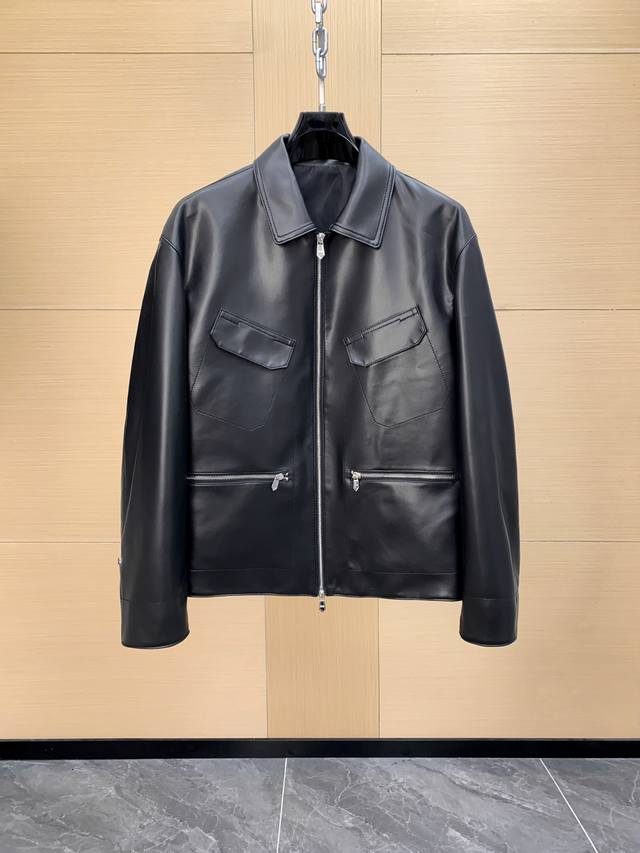 爱马仕 H家2025猎装 进口小羊皮高端五金辅料，一眼就让人感到奢华霸气的高端产物，H经典的翻领夹克版型设计，这也H家族最为经典的夹克单品，短款塑身的版型设计，