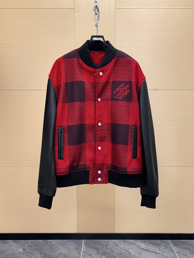 Lv 驴家 Men’S F W25 Damier Buffalo‘棋盘格 男士 外套 毛尼棒球服 本款棒球束腰夹克出自 2025 秋冬秀场，于绵羊毛提花面料铺陈