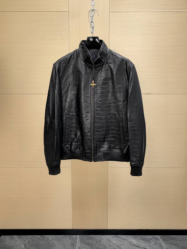 Lv 路易威登2025年秋冬新款男士羊皮夹克：重塑经典，演绎摩登锋芒 路易威登倾情呈献2025年秋冬新款男士羊皮夹克，以精湛工艺与先锋设计，为当代男士的衣橱注入