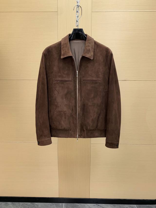 Loro piana 意大利顶级奢侈品牌 2013年被Lv Mh 集团收购 Lp 新品 夹克；绒面革衣身面料；100%进口混种羊皮革，皮料品质相当高级 表层是一