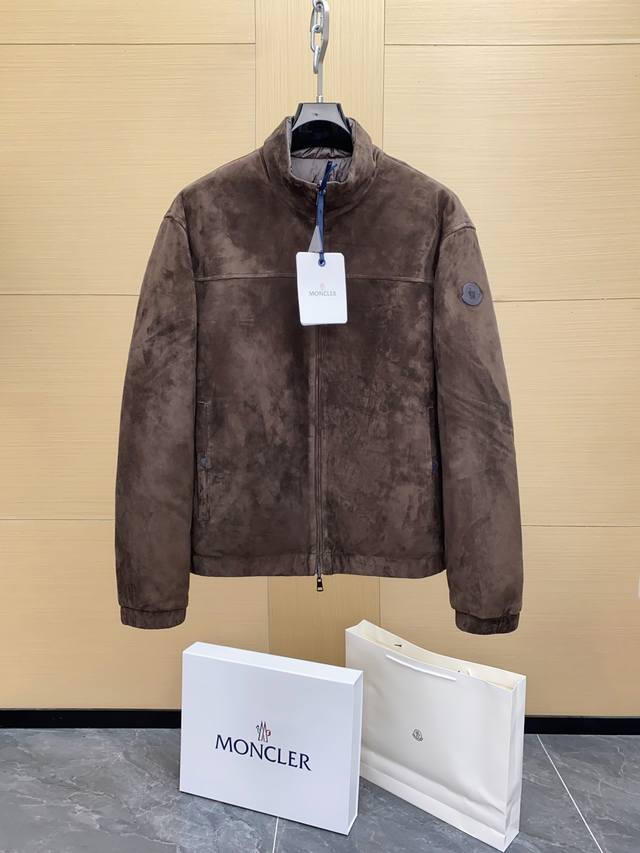 现货发售！双面两穿蒙口将实用发挥到极致 ！ 真皮高定 持续出货 . 独家 ｜原版购入真品级 绒面皮革 两穿羽绒夹克. 正面主料： 羊皮革 反面主料：白鹅绒 这款