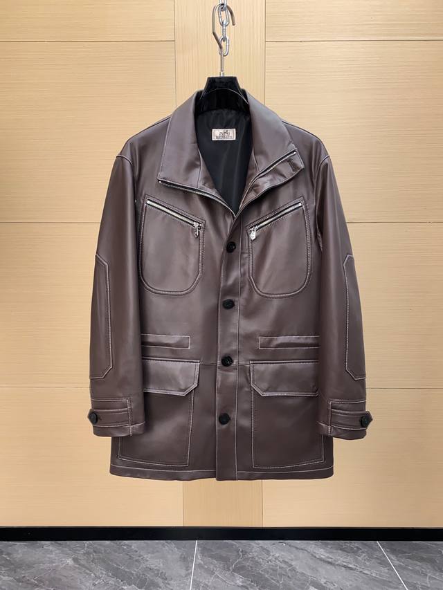 爱马仕秋冬巴黎时装走秀款进口绵羊皮风衣，沿用一贯经典修身剪裁，采用贴合腰线与窄版嵌入式立体裁剪设计，贴合身体线条，上身效果超赞！ 细节方面精湛考究： 1:甄选顶