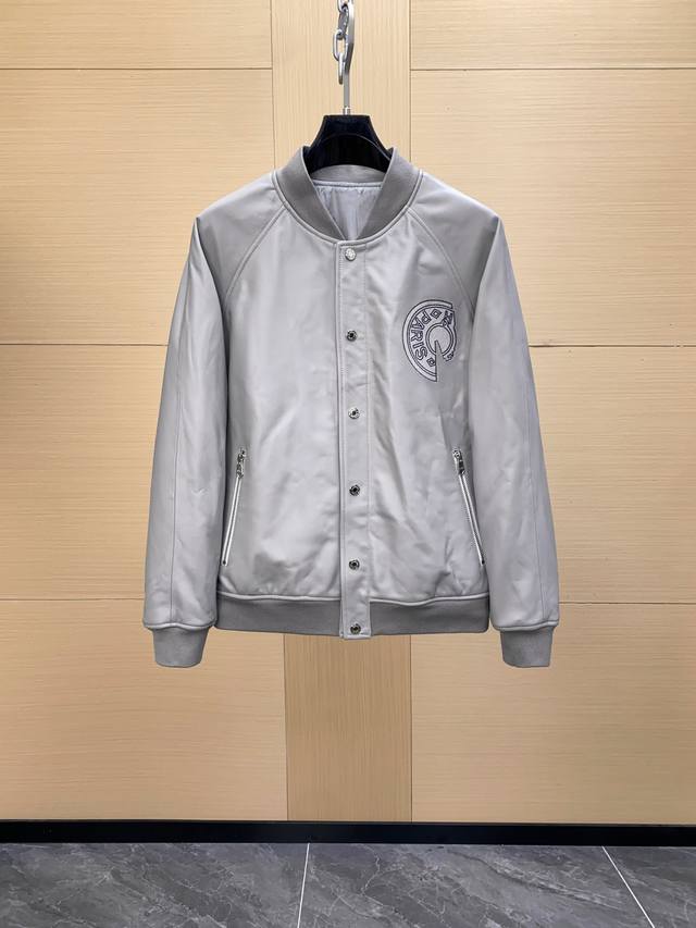 爱马仕 H家男士飞行员夹克外套，重磅高端臻品，25年秋冬秀场新款，官方同步售卖，海报画册高频搭配款，属于明星级的一款单品！ 作为每季必出的招牌类型，足以印证其超