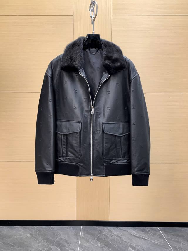 LV 新品老花机车夹克 菲董上身 市场最高版本 独家进口牛皮 搭配水貂毛领！内里填充羽绒！非市场货！经典Lv 绣花 Logo 极其重工款 非常值得收藏的一款 五