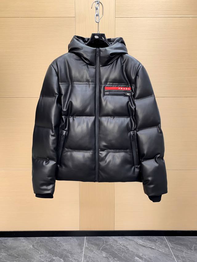 prada 极品无缝压胶 爆款连帽真皮羽绒！进口意大利绵羊皮！24跨年超强户外连帽羽绒皮夹克！老客必入！年度皮羽绒夹克收官之作，臻品强货，不论是从工艺到材质，做