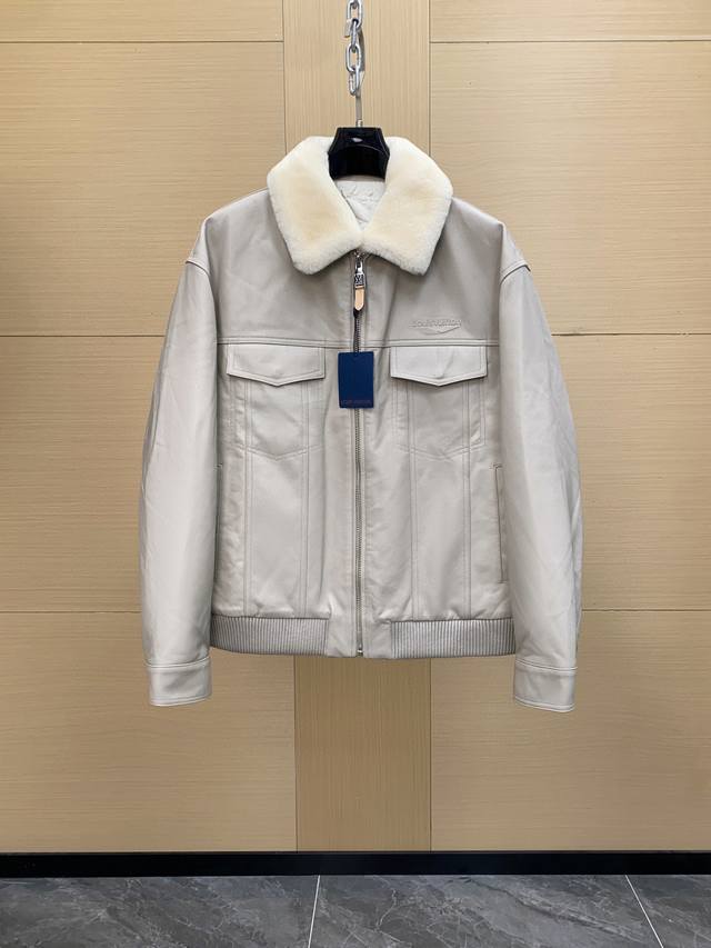Lv 路易 Fw24新款 Ski滑雪系列羊毛翻领拉链羊皮夹克外套 采用定制羊皮 面料定制耗时1个月之久，可拆卸毛领，后领徽标皮标点缀，能与同季下装搭配营造时尚造