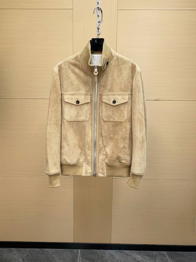 重磅推荐Tf25秋冬新品设计师 Tom Ford 于 2005 年首次推出了自己的同名品牌，并凭借他娴熟的设计手法和独到美学语言重新论述复古与现代的关系。这款上