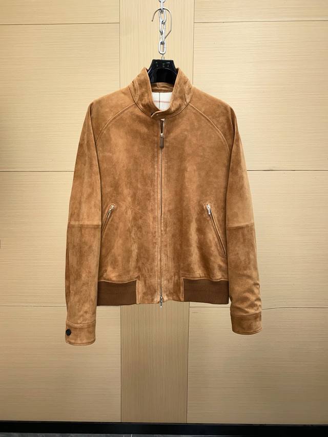 Loropiana 诺瓦克飞行员夹克 Novak 夹克以精致的经典飞行员夹克风格演绎，并以醒目的同色系装饰提升质感，更显独特。它采用全粒面绒面绒面革制成，手感柔