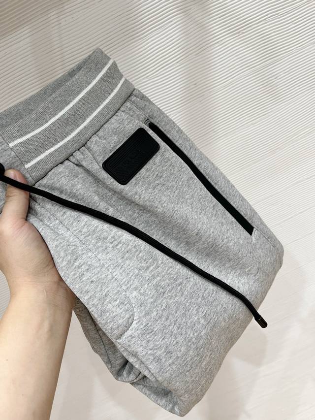 上新-25秋冬# prada 普拉达 水貂绒一体加绒裤 秋冬最不能缺少的加绒产物，尤其是这种品牌的裤装单品，真的是极其的罕见，此款更是本年度的柜台最新款，性能与