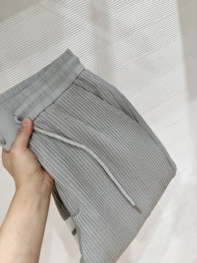 上新-25秋冬# Tb 汤姆.布朗 水貂绒一体加绒裤 秋冬最不能缺少的加绒产物，尤其是这种品牌的裤装单品，真的是极其的罕见，此款更是本年度的柜台最新款，性能与规