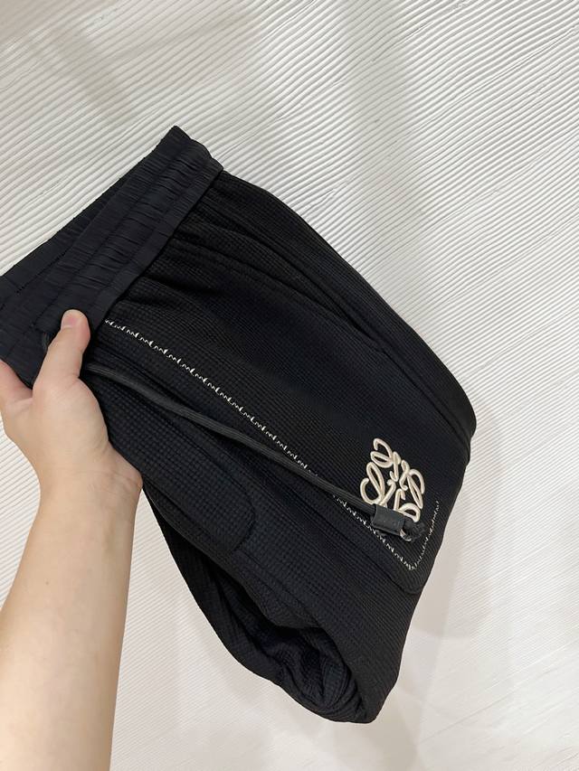 上新-25秋冬# Loewe 罗意威 水貂绒一体加绒裤 秋冬最不能缺少的加绒产物，尤其是这种品牌的裤装单品，真的是极其的罕见，此款更是本年度的柜台最新款，性能与