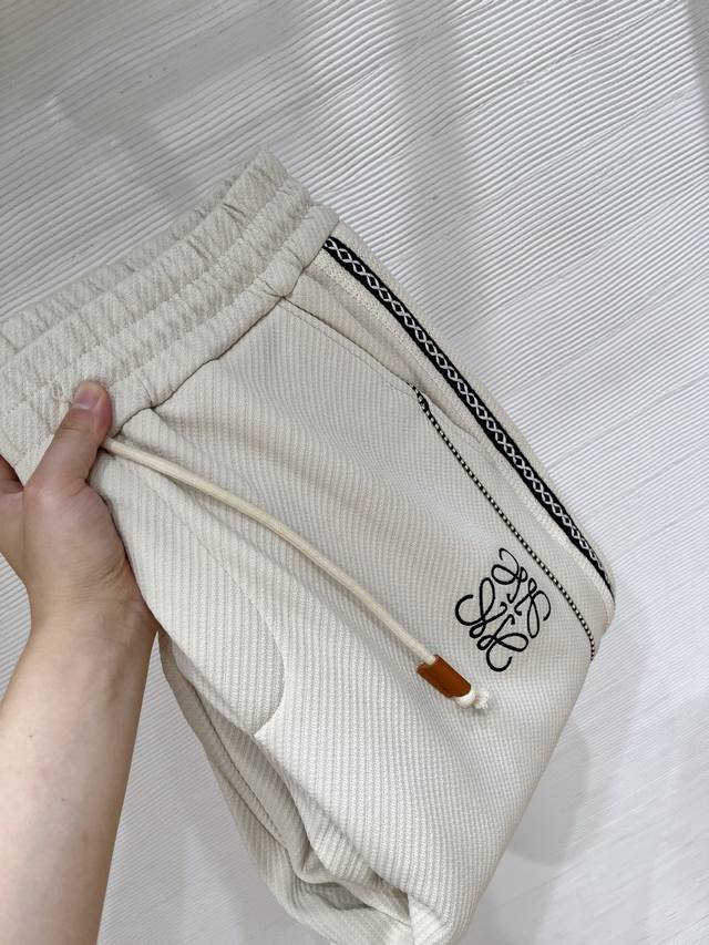 上新-25秋冬# Loewe 罗意威水貂绒一体加绒裤 秋冬最不能缺少的加绒产物，尤其是这种品牌的裤装单品，真的是极其的罕见，此款更是本年度的柜台最新款，性能与规