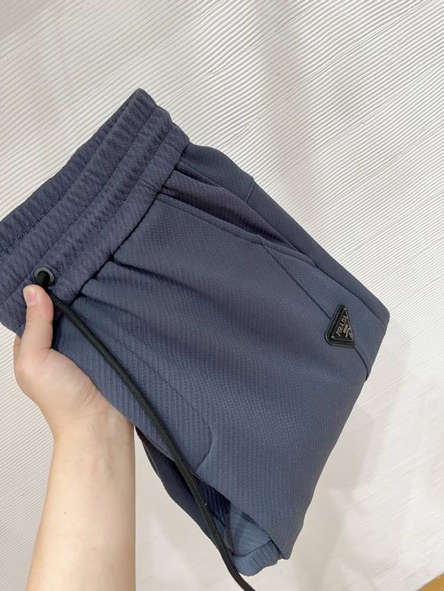 上新-25秋冬# prada 普拉达 水貂绒一体加绒裤 秋冬最不能缺少的加绒产物，尤其是这种品牌的裤装单品，真的是极其的罕见，此款更是本年度的柜台最新款，性能与