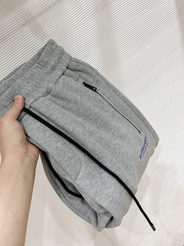 上新-25秋冬# Burberry 巴宝莉 水貂绒一体加绒裤 秋冬最不能缺少的加绒产物，尤其是这种品牌的裤装单品，真的是极其的罕见，此款更是本年度的柜台最新款，