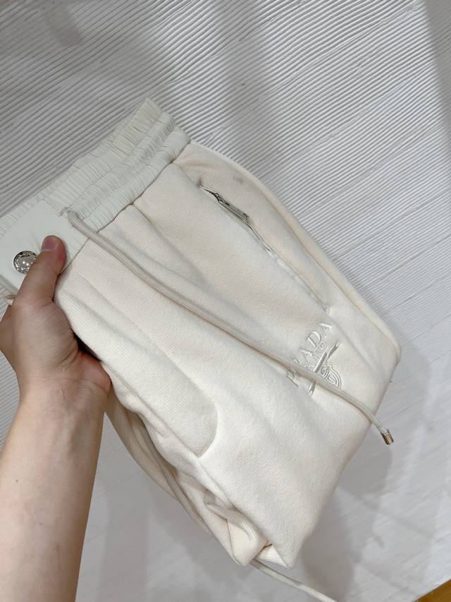上新-25秋冬#prada 普拉达 水貂绒一体加绒裤 秋冬最不能缺少的加绒产物，尤其是这种品牌的裤装单品，真的是极其的罕见，此款更是本年度的柜台最新款，性能与规