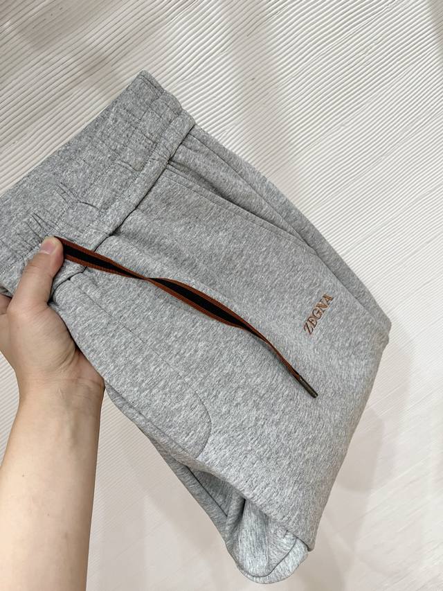 上新-25秋冬# Zegna 杰尼亚 水貂绒一体加绒裤 秋冬最不能缺少的加绒产物，尤其是这种品牌的裤装单品，真的是极其的罕见，此款更是本年度的柜台最新款，性能与