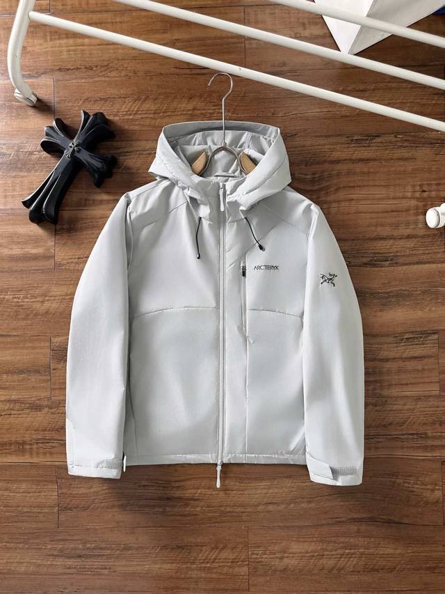 Arc Teryx 始祖鸟2025Fw秋冬新款 官网同款男士夹克外套，原单三标齐全高端版本 定制面料 透气舒适度高，细节无可挑剔，品牌元素设计理念，体现高品质。