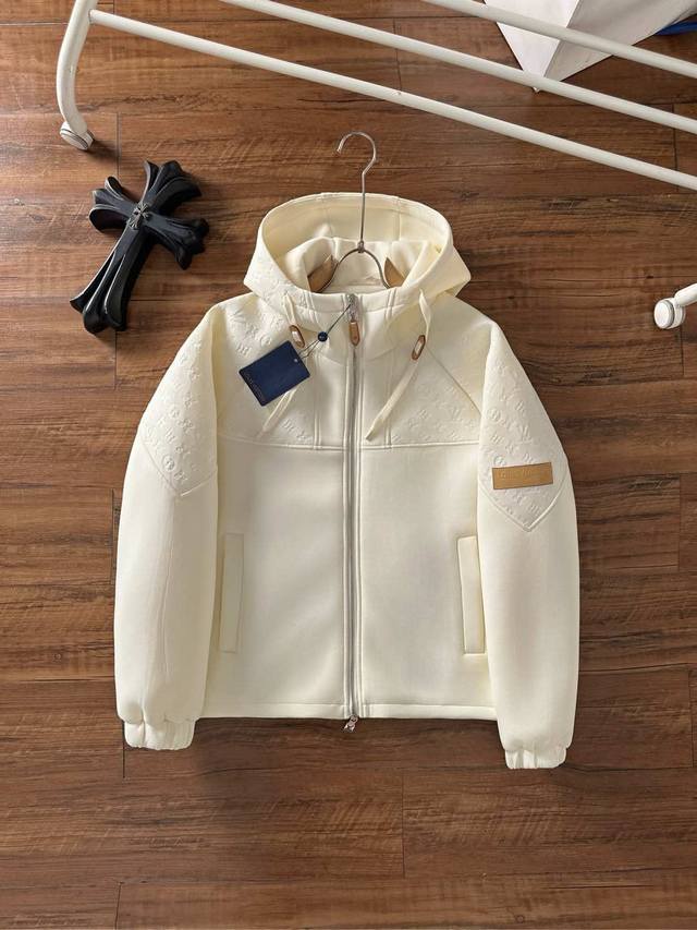 Lv 驴家2025秋冬新款外套 定制五金面料进口提花空气层棉，质感光泽垂感更强，品相高级，通体满铺四叶草元素字母提花图案， 颜色：黑色 米白 码数：48-56