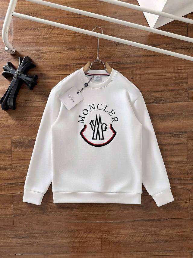 蒙口Moncler 新品 来自贸易渠道货源,珍贵而动感潮流文化与经典时尚的结合.2025 Ss柜台同步秋冬新品 男士圆领套头滑雪系列太空棉卫衣 扎扎实实的织面松