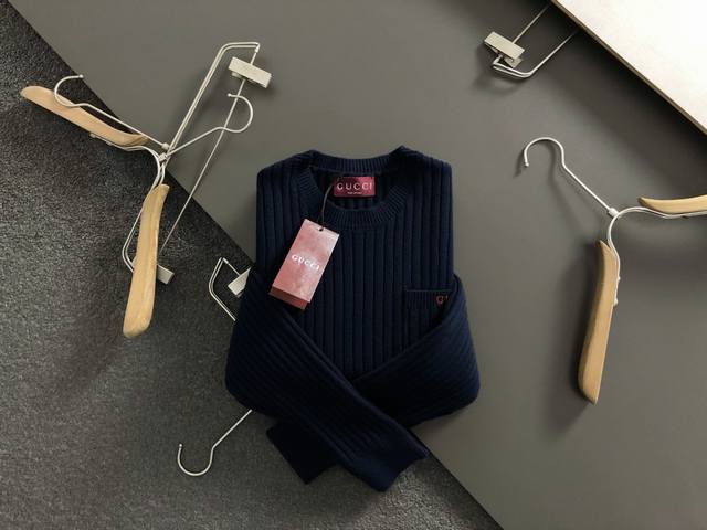 Gucc合身版型S-Xl 2025秋冬潮牌圆领羊毛衫，以经字母口袋刺绣元素点缀为主调，巧妙红色Logo元素，打破传统羊毛衫的单调感，彰显个性与不羁。立体剪裁贴合