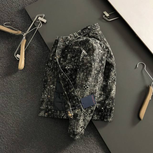 L牌*合身版型 尺码M-Xxxl 2026顶级水洗做旧牛仔羽绒 原版1:1订制五金配件全进口原版定制 欢迎专柜对比 绝对的高品质 采用顶级90白鸭绒 超柔软 充