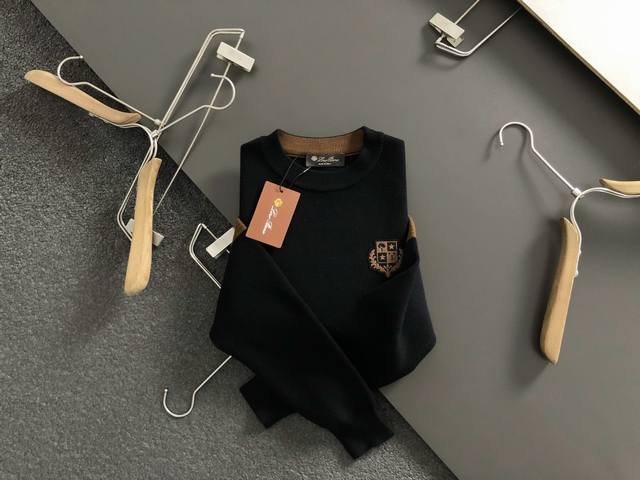 Lp*合身版型M-Xxxl 2025秋冬潮牌羊毛衫，以咖色撞色点缀为主调，巧妙勋章刺绣元素，打破传统羊毛衫的单调感，彰显个性与不羁。立体剪裁贴合身形，设计利落有