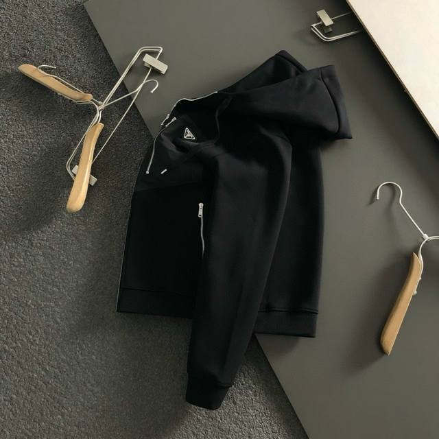prad*合身版型M-Xxl 25秋冬最顶级纯色百搭金属三角标针织拼接连帽外套，顶级工艺拼接面料融合专柜五金辅料拉链开衫外套，顶级时尚百搭款，进口面料，顶级高工