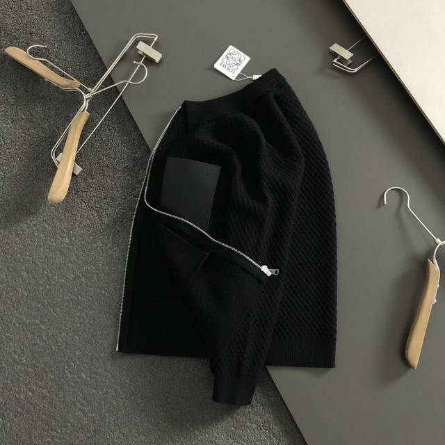 Low*微宽版型M-Xxxl 2025秋冬潮牌羊毛针织开衫，以真皮口袋点缀为主调，巧妙融入暗纹拉链元素，打破传统针织衫的单调感，彰显个性与不羁。立体剪裁贴合身形