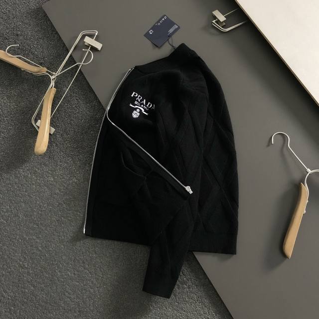prad*微宽版型M-Xxxl 2025秋冬潮牌羊毛针织开衫，以刺绣字母点缀为主调，巧妙融入暗纹拉链元素，打破传统针织衫的单调感，彰显个性与不羁。立体剪裁贴合身