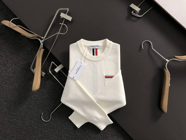 Tb*合身版型M-Xxxl 2025秋冬潮牌针织衫，以提花口袋点缀为主调，巧妙融入下摆织带元素，打破传统针织衫的单调感，彰显个性与不羁。立体剪裁贴合身形，设计利